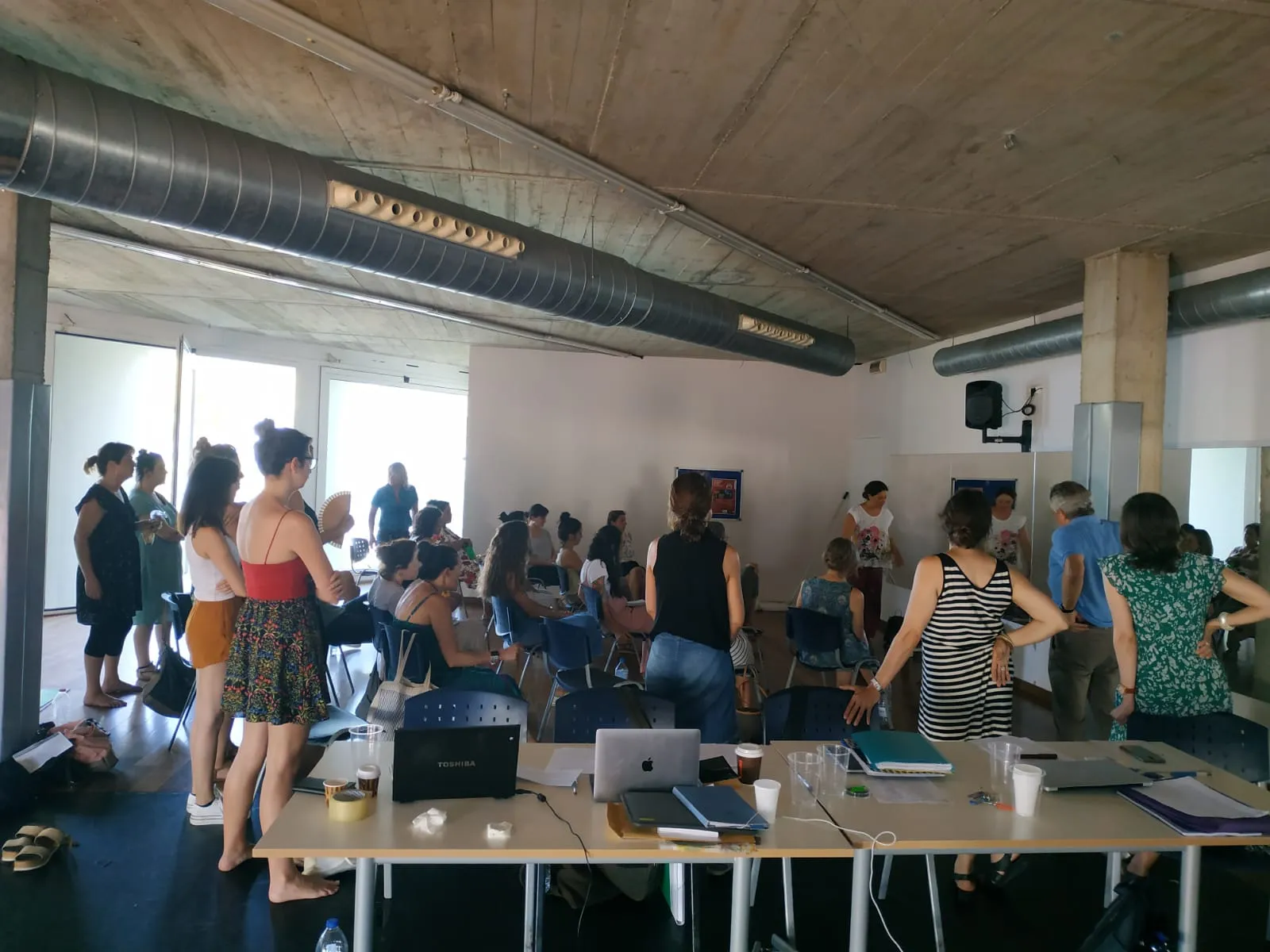 Grup del màster dret al voltant de les taules durant les avaluacions.