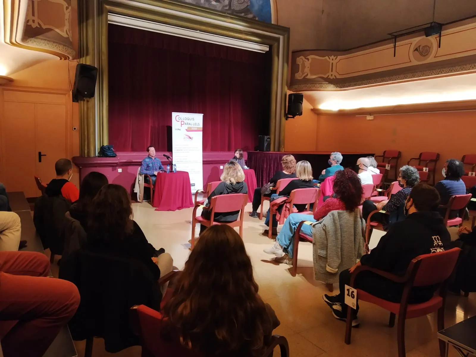 Sala del teatre amb públic assegut amb distància durant el col·loqui amb Xevi Dorca.