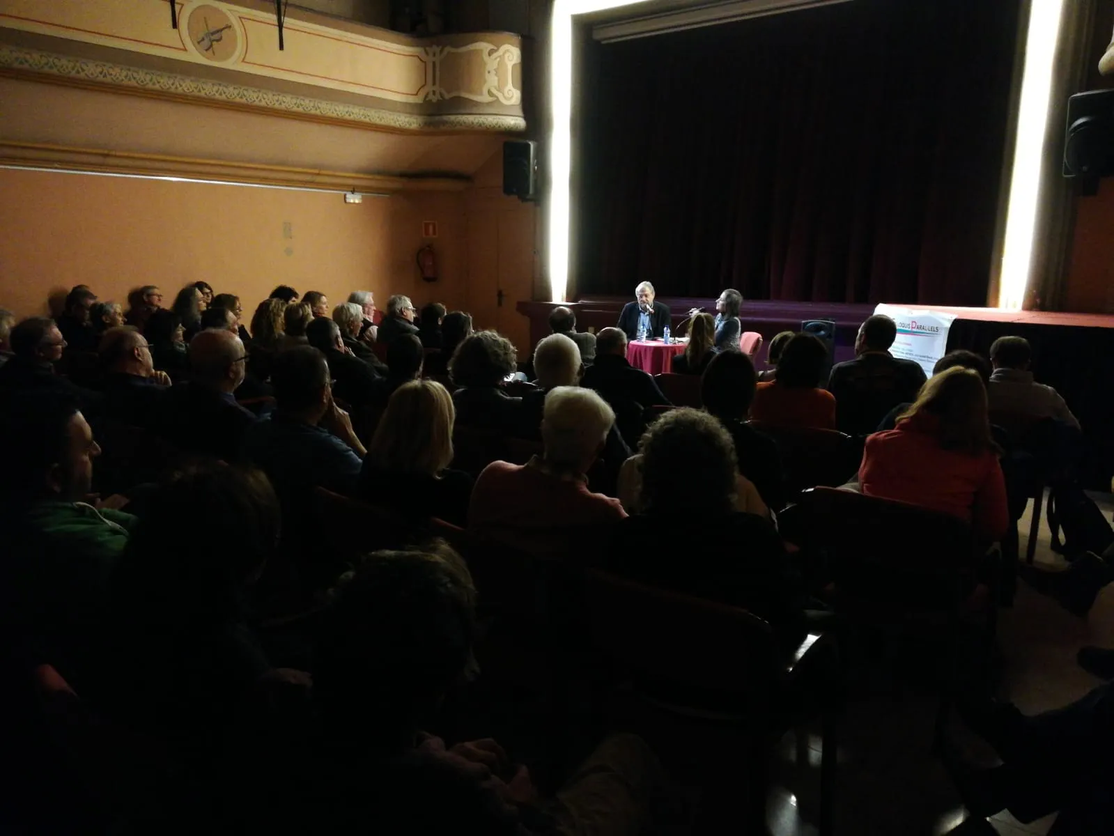 Vista des del fons de la sala plena de públic durant l'entrevista a Francesc Arbós.