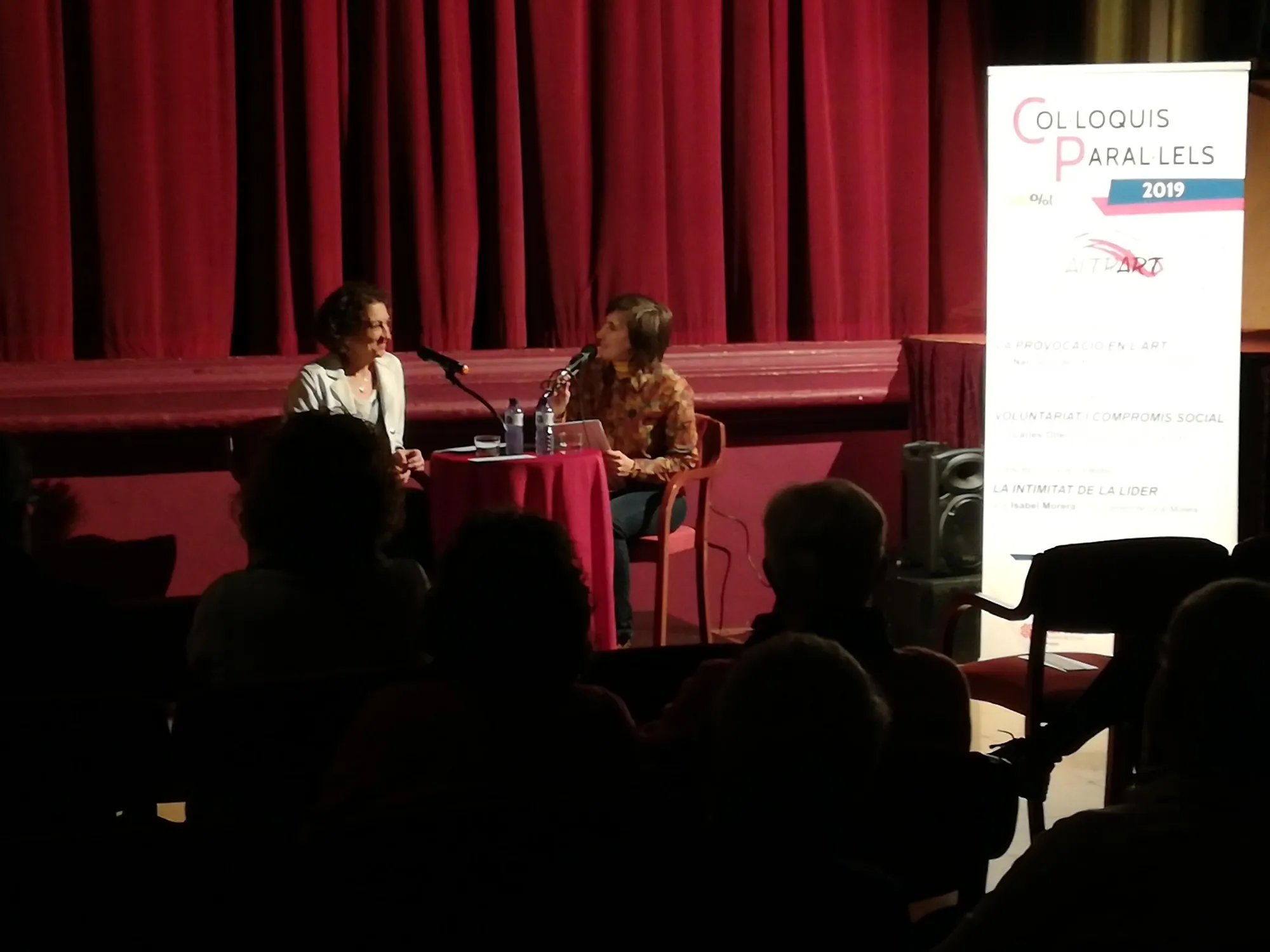 Alícia i Isabel Morera conversant a l'escenari del Col·loqui Paral·lel.