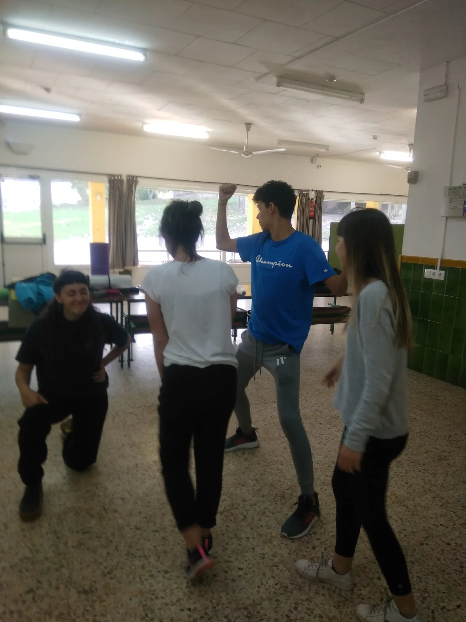 Alumnes en moviment per la sala durant el taller.