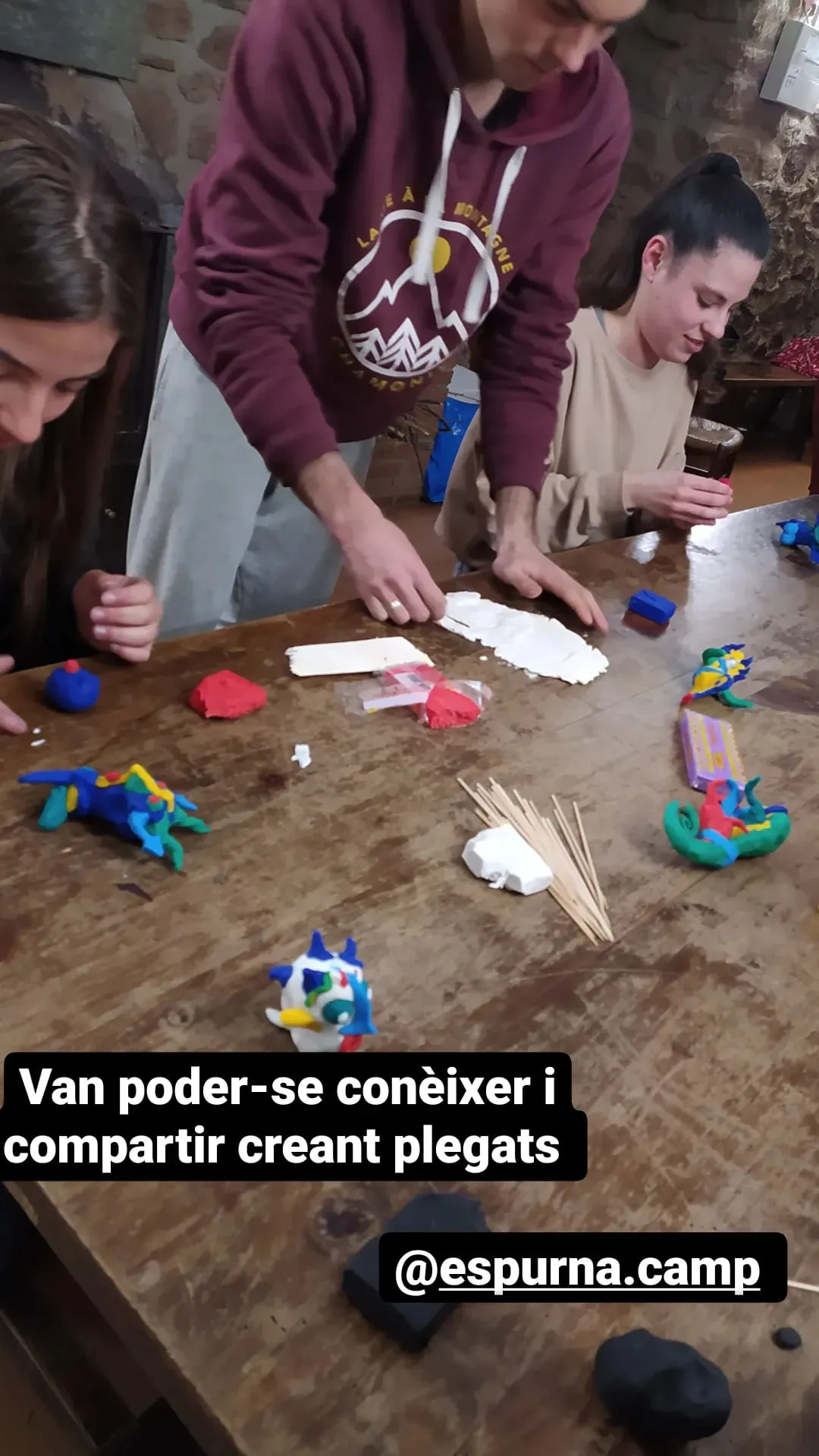 Joves creant amb materials sobre una taula. Text: «Van poder-se conèixer i compartir creant plegats».